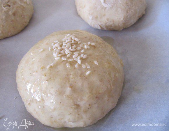 Посыпать кунжутом.