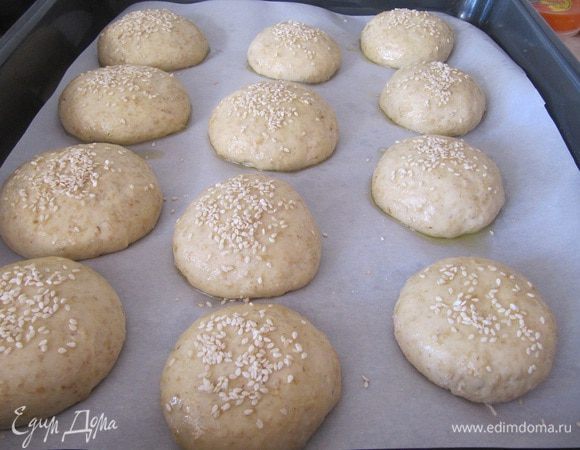 Готовить булочки примерно 25-30 минут в разогретой духовке до 200 градусов до готовности.