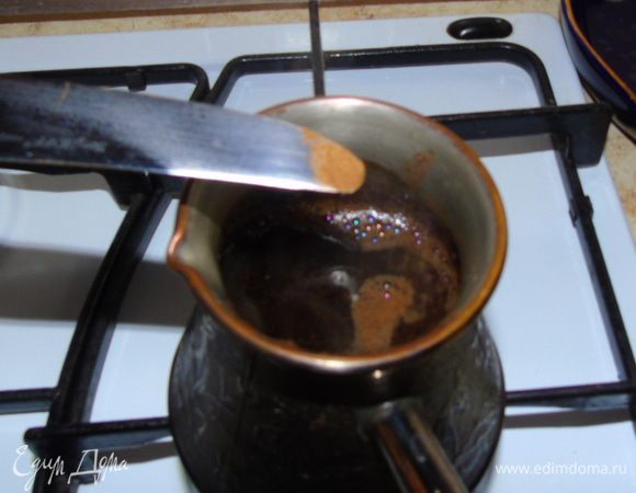 В конце добавляем специи, корица на кончике ножа, чуть-чуть, буквально грамм мускатного ореха и молотого кардамона. Получится настоящий восточный букет. Но класть специи нужно в очень маленьких количествах, чтоб усилить аромат кофе, но ни в коем случаи  они не должны своим запахом его перебивать. 