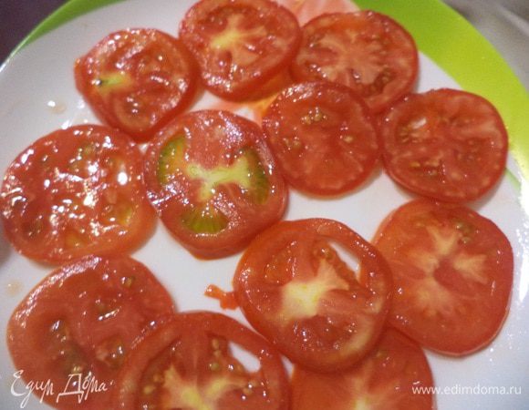 Помидоры нарезать тонкими кружочками.
Лук очистить и нарезать кольцами.
Грецкие орехи порубить.