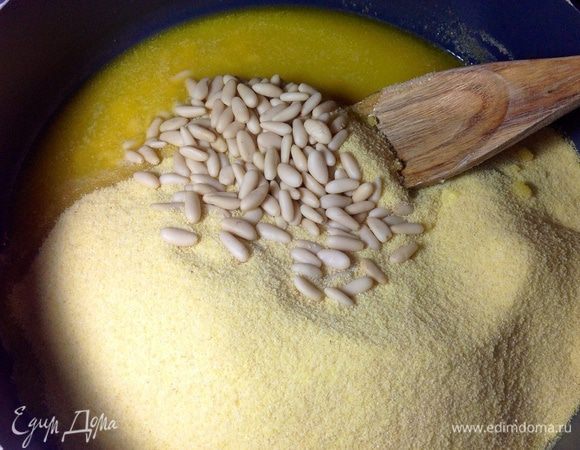 Добавить к маслу в сковороду орешки и манную крупу. Жарить, постоянно помешивая на слабом огне примерно 30-40 минут. 
