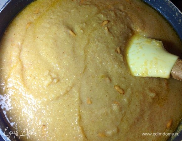 Снова поставить на самый слабый огонь и, помешивая, проварить еще примерно одну минуту. Когда жидкость с поверхности выпарится (это произойдет очень быстро), нужно сразу же выключить огонь и накрыть плотно крышкой.
Оставить на 40 минут. Теперь можно сервировать. 