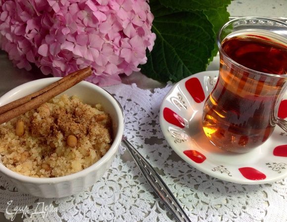 Как подать халву:
Оригинальная классическая сервировка (халва великолепно сочетается с корицей - и вкусно и полезно). Положить порцию халвы в небольшую тарелочку, посыпать молотой корицей. 
Подайте с крепким свежезаваренным чаем. Именно такой вкус у Турции - притарно-сладкий десерт с ярким горьковатым вкусом корицы с терпким послевкусием черного ароматного чая на берегу Босфора...