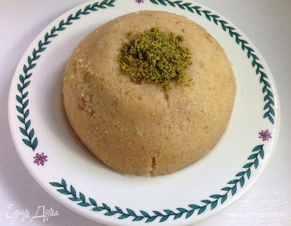 Сделать горку из халвы, как в предыдущем шаге, но без мороженого. Также можно посыпать либо молотой корицей, либо фисташковой мукой. 
Вы можете использовать любые орешки на ваш вкус для сервировки и украшения десерта. 
Приятного аппетита!
** Готовую халву можно хранить в холодильнике в плотной зарытой стеклянной или фарфоровой посуде 6-7 дней.