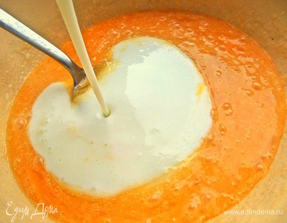 Влить кефир или простоквашу.