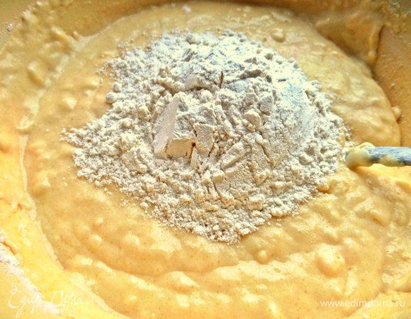 По частям высыпаем муку с разрыхлителем.
