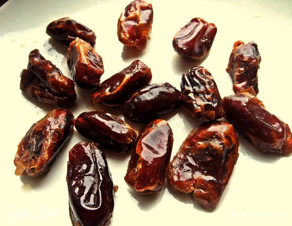 Финики промыть, обсушить.