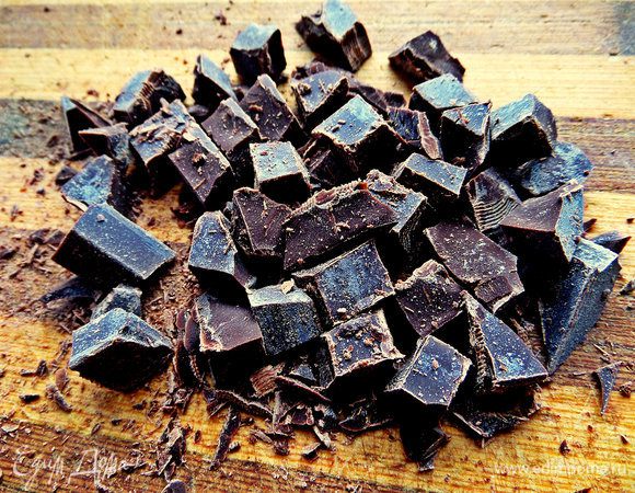 Шоколад (50%) я нарезала крупными кусочками, не в пыль.