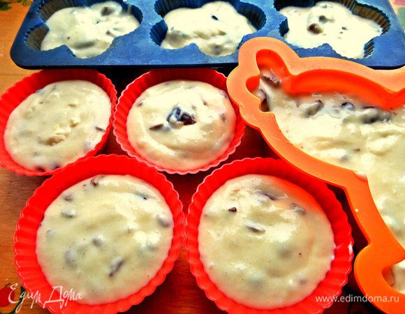 Разливаем по силиконовым формочкам.