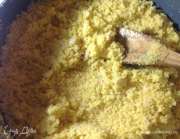 Не забывайте помешивать крупу в сковороде. Масса будет маслянистой и все больше и больше рассыпчатой. 