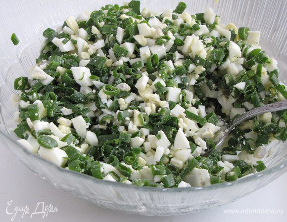 Для начинки мелко порезать отварные яйца. Большой пучок лука измельчить и смешать с яйцами.