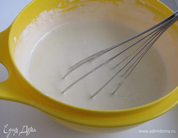 Просеять муку вместе с разрыхлителем и добавить в тесто. Перемешать венчиком. Если нужно, добавьте еще немного муки, тесто должно быть консистенции, как на оладьи.