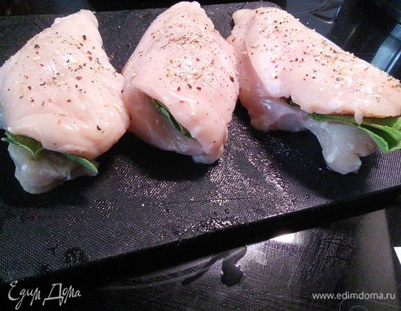 Сделать надрезы острым ножом (удобно это делать острыми ножницами) в середине в виде кармашки, вложить листочки шалфея, мясо посолить и поперчить. 