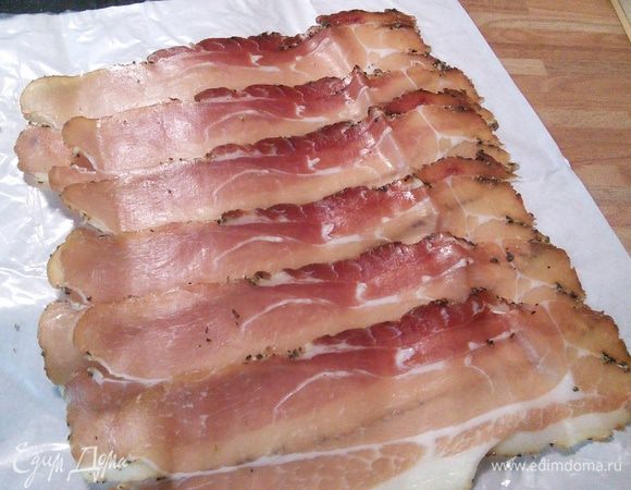 Обернуть каждую в ветчину (у меня просто сыро-копченая ветчина).