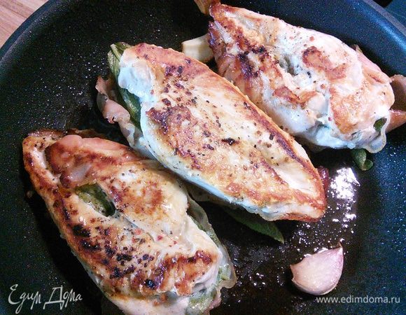 с обеих сторон до золотистого цвета. Я использовала огнеупорную сковороду.  Добавить кусочки масла.