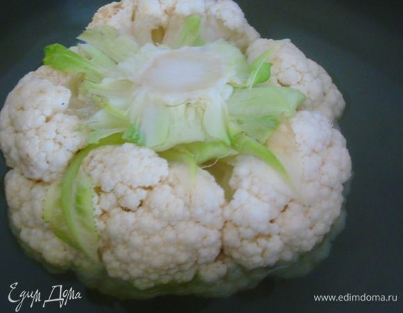 Цветную капусту помыть под проточной водой, и отварить 3 минуты в кипятке. Вынуть и сразу же под холодную воду.