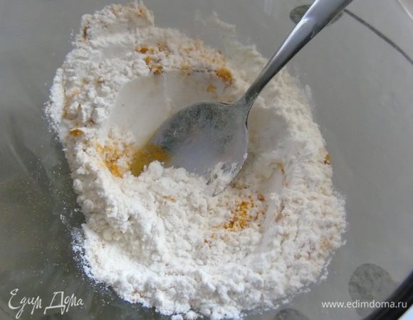 Муку смешать с солью, разрыхлителем и приправами. 