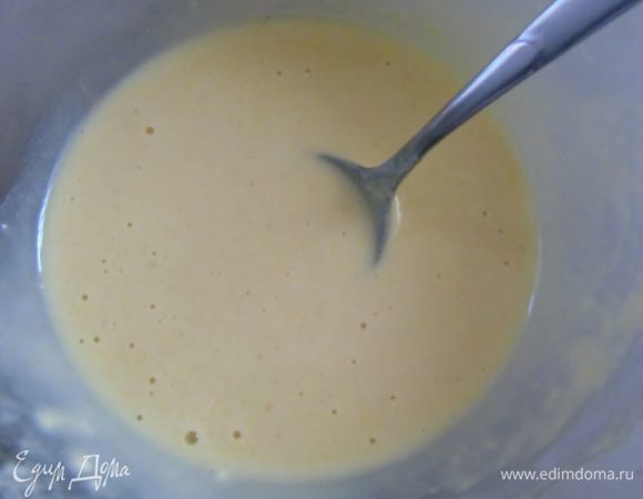 Вливая по чуть-чуть воду развести кляр. Воды может понадобиться чуть больше, кляр должен быть как жидкая сметана.