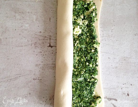 Сворачиваем в рулет не слишком плотно (т.к. при выпечке слоеное тесто увеличивается в объеме в несколько раз).