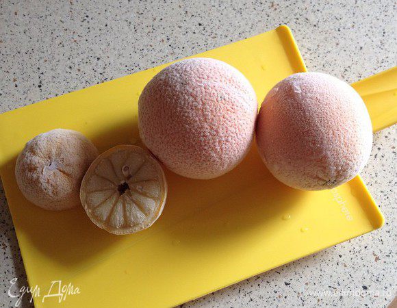 Фрукты положить в морозилку, примерно на 1 час. 