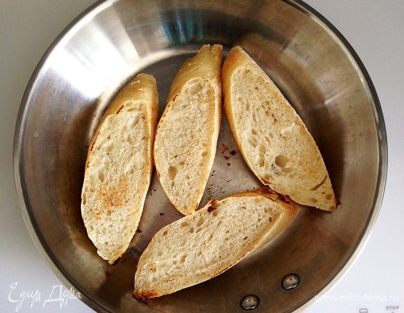 Обжариваем ломтики на сухой сковородке до образования легкой золотистой корочки пару минут.