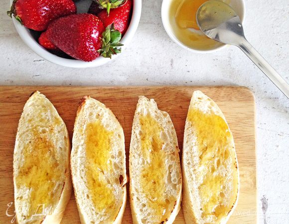 Намазываем кусочки чиабатты медом и выкладываем их на застеленный пергаментом противень.