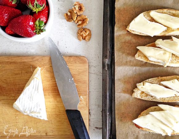 Бри нарезаем полосками и раскладываем на ломтики чиабатты.