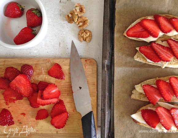 Нарезаем клубнику и раскладываем поверх сыра.