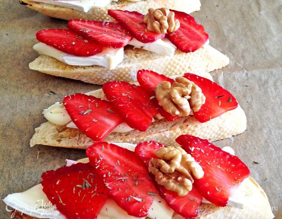 Посыпаем тимьяном и украшаем половинкой ядра грецкого ореха. Отправляем на 5-10 минут в разогретую до 200 С духовку. 