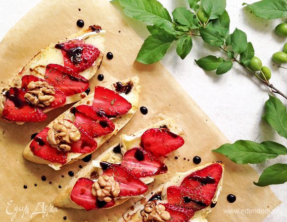 Достаем из духовки, сбрызгиваем бальзамиком. Кростини готовы, подаем их теплыми или остывшими.