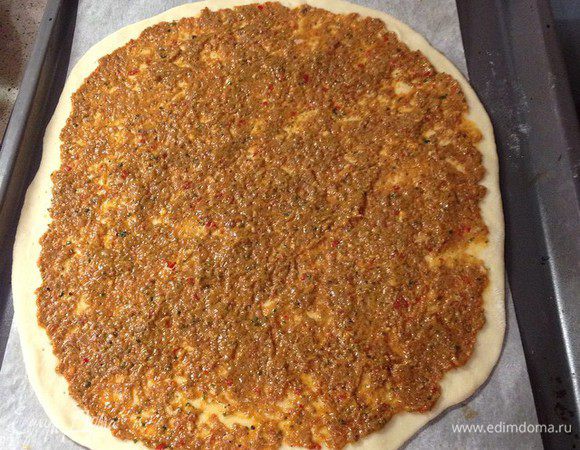 Тесто раскатать в тонкие лепешки (около 1 см), выложить на противень и равномерно распределить фарш по поверхности тонким слоем. выпекать при температуре 200 град около 15 мин. Готовую лепешку порезать. Приятного аппетита! Аfiyet olsun!