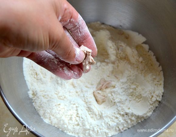 Муку просеять в большую миску. Растереть ее пальцами с раскрошенными свежими дрожжами. 