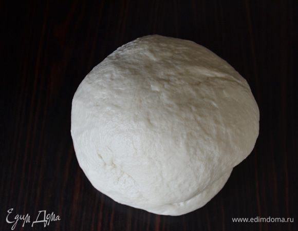 Из теста сформируйте шар и положите в большую миску. Накройте пленкой и уберите с тихое спокойное место для подъема.