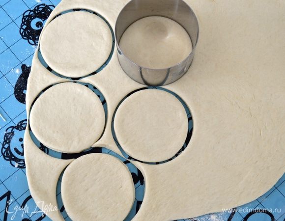 Затем выложить на рабочую поверхность слегка припыленную мукой. Раскатать в пласт толщиной 1 см. Вырезать кружочки диаметром 9 см. У меня получилось всего примерно 20 штук.
