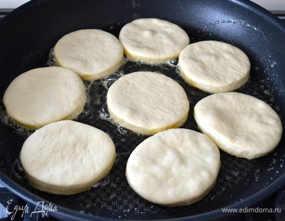 А дальше просто обжаривайте их на сковороде по пару минут с каждой стороны, на сливочном масле или без него! :)