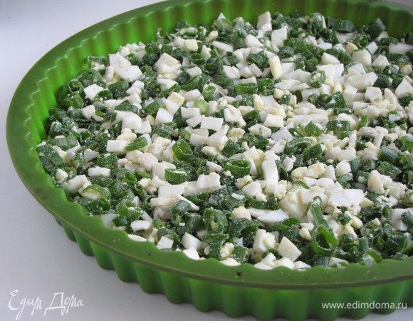 Вылить в форму половину теста, распределить равномерно начинку. У меня силиконовая форма диаметром 23 см. Силиконовую форму не смазываем маслом. Если форма металлическая или керамическая, то смазать сливочным маслом.