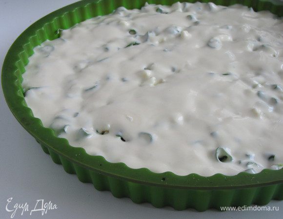 Сверху вылить оставшееся тесто. Равномерно распределить с помощью лопатки.