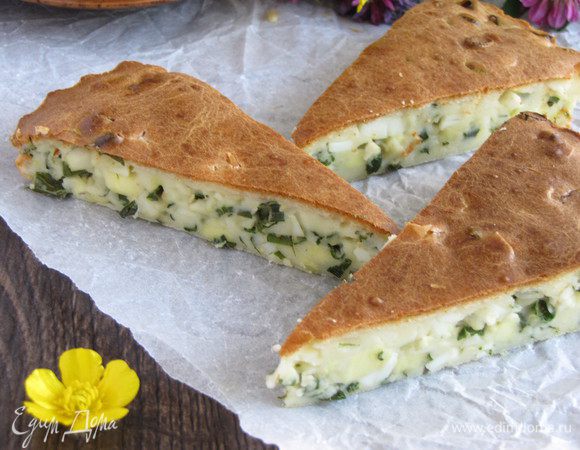 Остудить пирог в форме, разрезать на кусочки. Приятного аппетита и вкусного летнего вечера на даче!