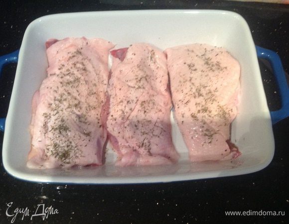 Утиные грудки вымойте, обсушите бумажным полотенцем, аккуратно сделайте надрезы на коже, натрите солью, перцем и тимьяном. Выложите в форму и поставьте в разогретую до 180 градусов духовку на 20 минут.