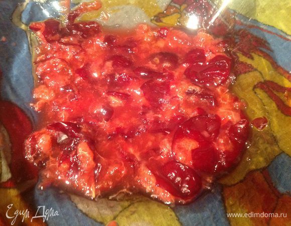 У вишни удалите косточки. Третью часть вишни разомните вилкой, остальную отложите.