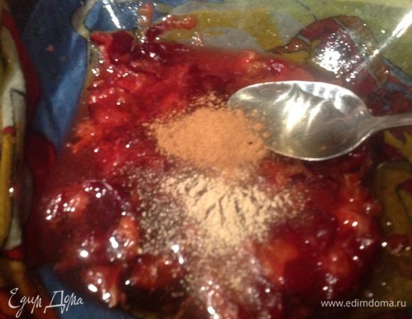 Добавьте мед, соевый соус, кардамон, корицу и имбирь, хорошо перемешайте.