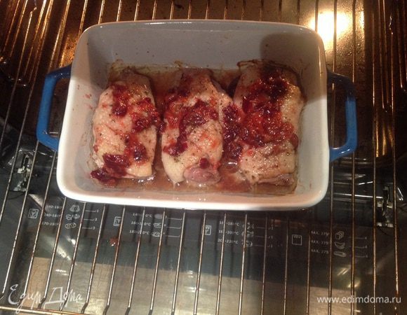 Полейте получившимся соусом утиные грудки и готовьте еще 15 минут. Через 15 минут полейте грудки выделившимся соком и готовьте пока не подрумянятся, это еще примерно 10 минут. 