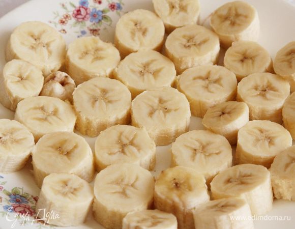 бананы нарезаем на кольца, толщиной около 1 см и отправляем на сутки в морозильную камеру.