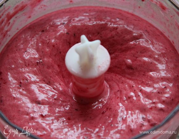 Вишню без косточки, пол-стакана, отправляем к бананам и взбиваем до получения однородной "сливочной" массы.