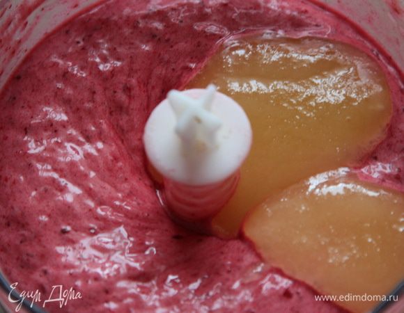 Пробуем на вкус и если хочется добавить сладости, добавляем 2 чайные ложки меда. на это количество - вполне достаточно.