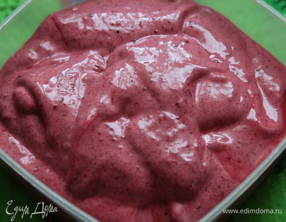 Взбиваем еще раз, перекладываем в контейнер и отправляем в морозильную камеру на 40 минут. Через 20 минут, перемешаем. Затем еще через 10 минут - еще раз перемешаем.