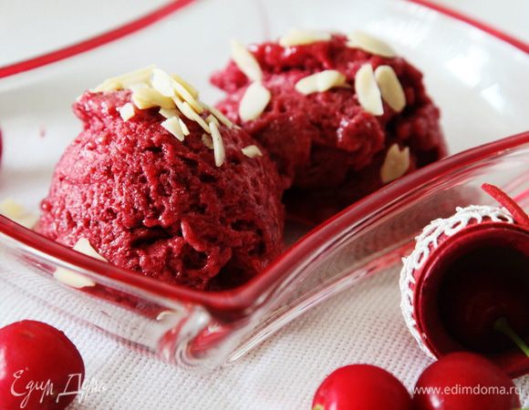 Затем раскладываем мороженое по порциям и наслаждаемся, наслаждаемся, наслаждаемся. Мне кажется, что хорошо будет еще с черной смородиной и крыжовником.