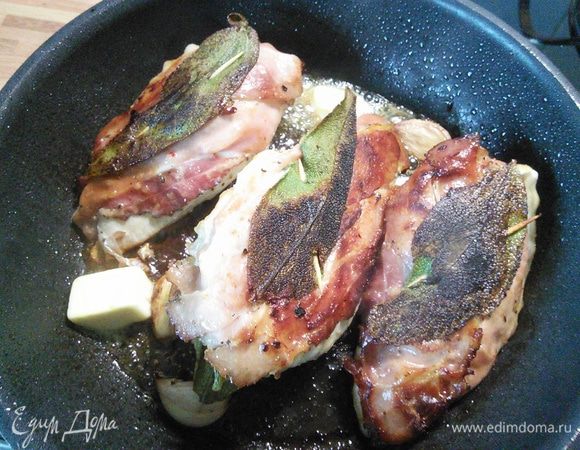 Запекать в духовке при температуре 200° в течении 10 - 12 - 15 мин, в зависимости от размера грудки. 