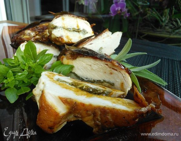 Порезать грудки на порции, полить образовавшимся соусом. 