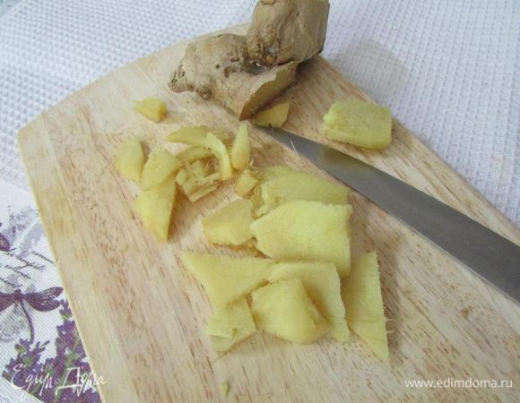 Имбирь (корень) почистить и нарезать пластинками.